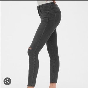 NWT 8/29 Petite Gap Distressed Jeans.